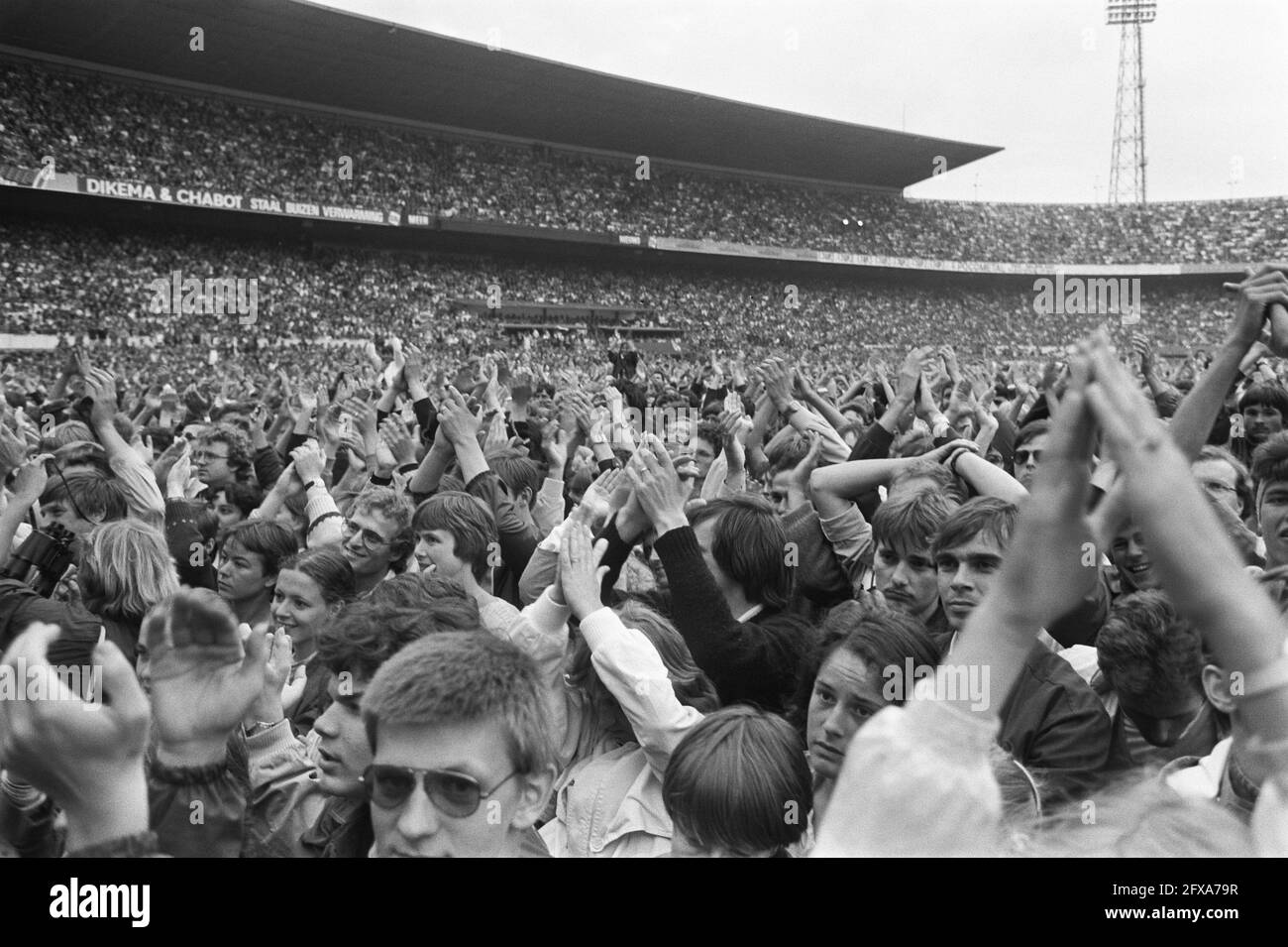 Représentation Simon et Garfunkel (à gauche) à Feijenoordstadion, Rotterdam. Audience, 12 juin 1982, musique, groupes de pop, Stades, pays-Bas, Agence de presse du XXe siècle photo, nouvelles à retenir, documentaire, photographie historique 1945-1990, histoires visuelles, L'histoire humaine du XXe siècle, immortaliser des moments dans le temps Banque D'Images