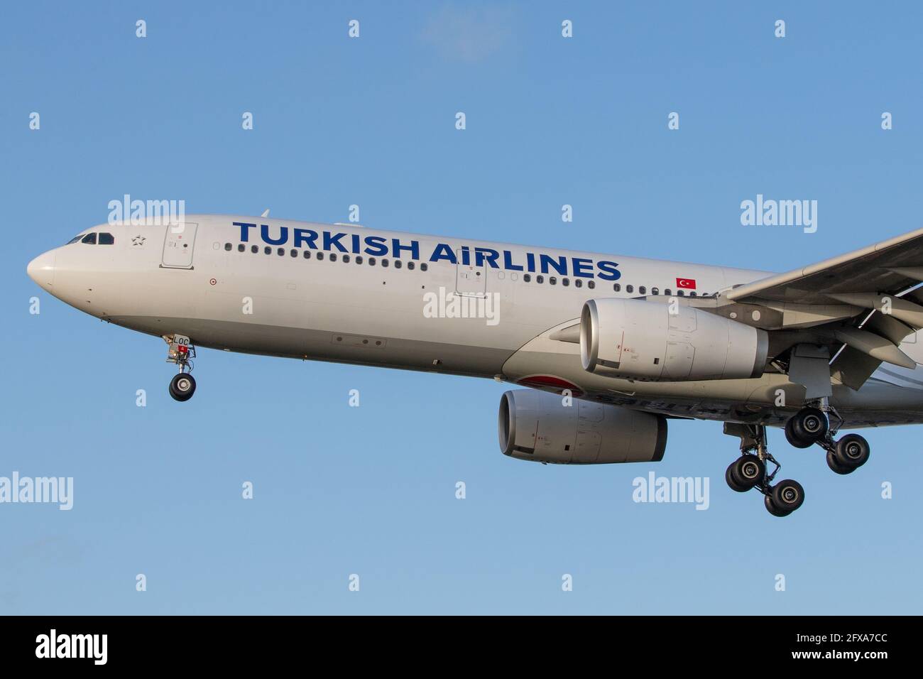 LONDRES, ROYAUME-UNI - 23 février 2020 : Turkish Airlines (TK / THY) approche de l'aéroport de Londres Heathrow (EGLL/LHR) avec un Airbus A333 (TC-LOC/1542). Banque D'Images LONDRES, ROYAUME-UNI - 23 février 2020 : Turkish Airlines (TK / THY) approche de l'aéroport de Londres Heathrow (EGLL/LHR) avec un Airbus A333 (TC-LOC/1542). Banque D'Images