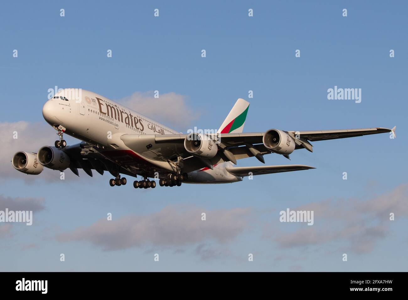 LONDRES, ROYAUME-UNI - 23 février 2020 : les Émirats (EK / eau) s'approchent de l'aéroport de Londres Heathrow (EGLL/LHR) avec un Airbus A380-842 A388 (A6-EUM/225). Banque D'Images