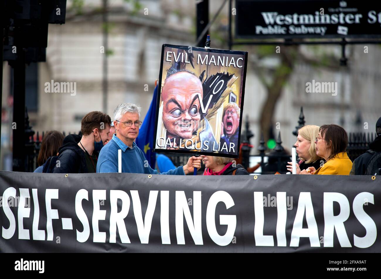 Londres, Royaume-Uni. 26 mai 2021. Les manifestants attendent que l'ancien conseiller en chef des premiers ministres émerge après une très longue journée de preuves sur la gestion par les gouvernements de la pandémie de COVID crédit: Phil Robinson/Alay Live News Banque D'Images