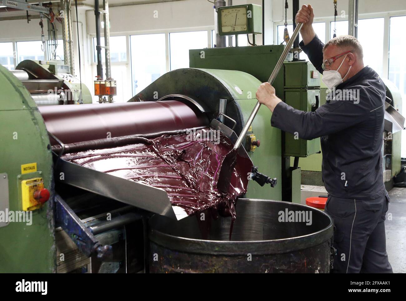 Berlin, Allemagne. 26 mai 2021. Un employé de la société Gleitsmann Security à Berlin pousse l'encre laminée fabriquée pour imprimer la lire turque dans une cuve. Gleitsmann Security Inks développe et produit des encres de sécurité pour les banques centrales et leurs usines d'impression. Credit: Wolfgang Kumm/dpa/Alay Live News Banque D'Images