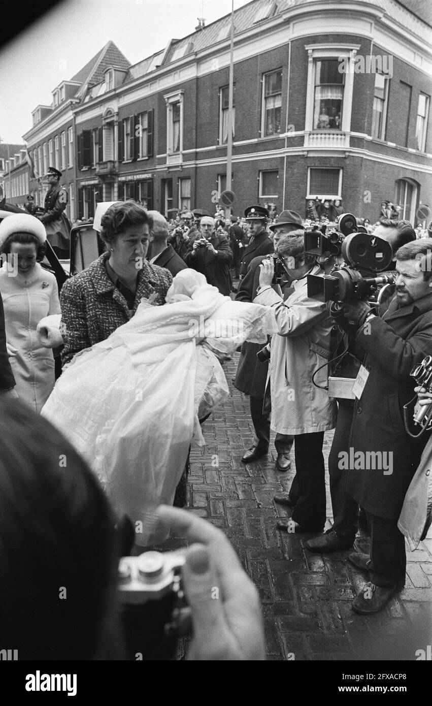 Baptême du prince Constantine et du prince Bernhard dans l'église Dom à Utrecht. Arrivée à l'église, 21 février 1970, cérémonies de baptême, arrivées, églises, princes, pays-Bas, agence de presse du XXe siècle photo, news to remember, documentaire, photographie historique 1945-1990, histoires visuelles, L'histoire humaine du XXe siècle, immortaliser des moments dans le temps Banque D'Images