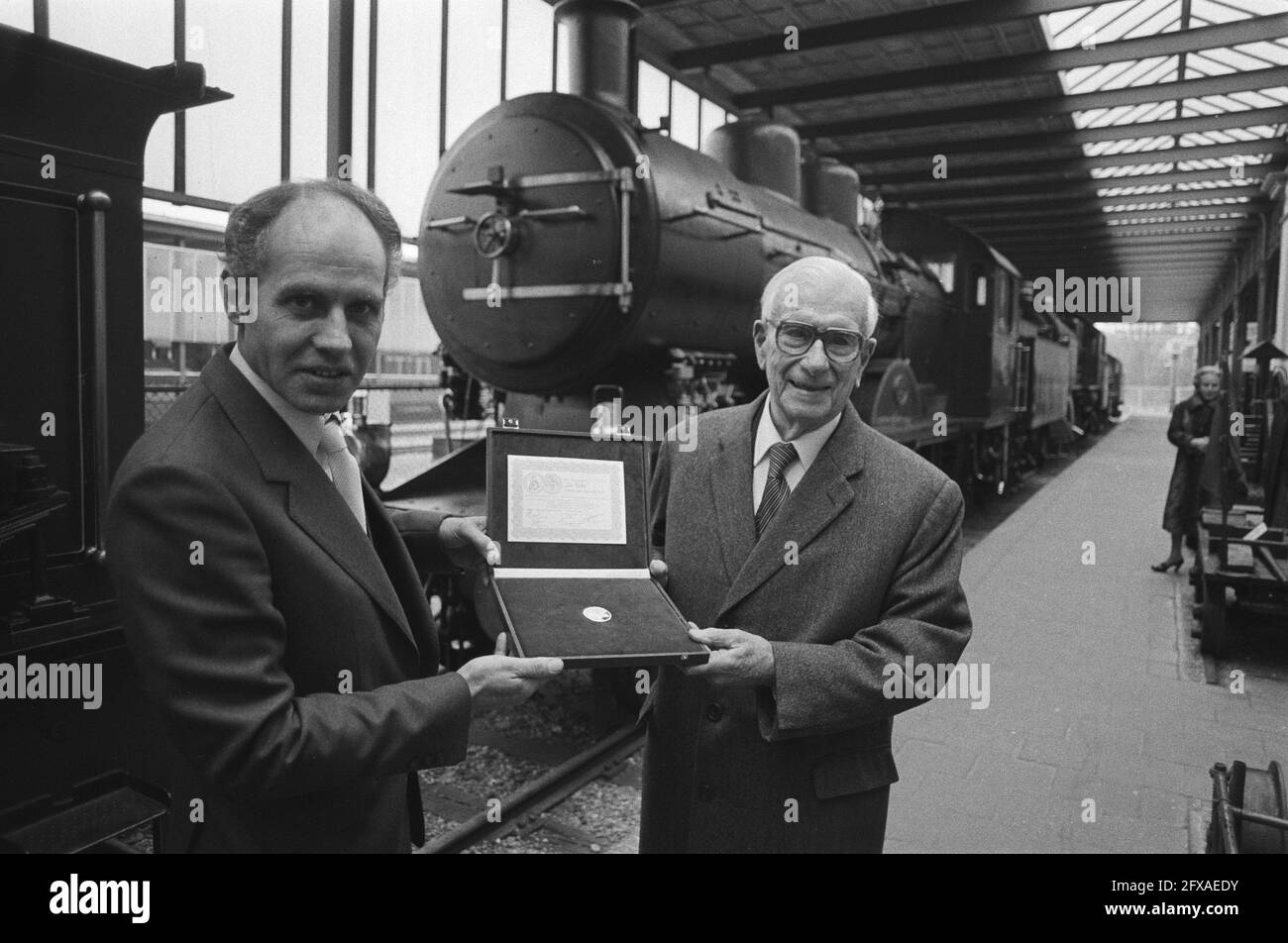 Dr ir.F.Q. Den Hollander (ancien président de la Nouvelle-Écosse) (r.) reçoit la première copie de la série de pièces commémoratives américaines au Musée du chemin de fer d'Utrecht par E. M. Meupelerberg, le 15 février 1982, pièces commémoratives, pays-Bas, agence de presse du xxe siècle photo, nouvelles à retenir, documentaire, photographie historique 1945-1990, histoires visuelles, L'histoire humaine du XXe siècle, immortaliser des moments dans le temps Banque D'Images