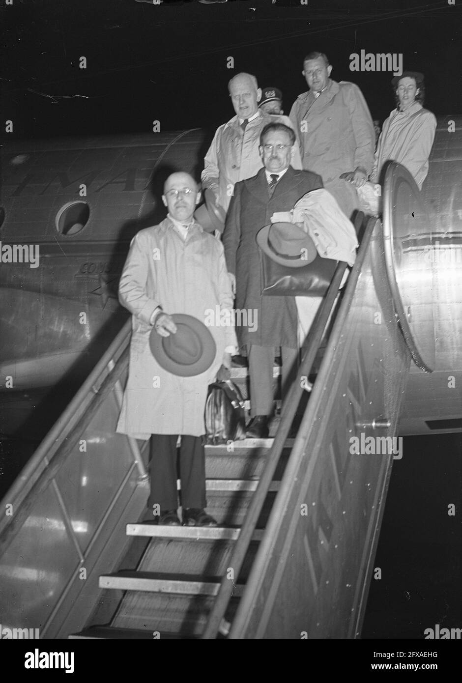 Dr Beel, Drees et Jonkman de retour de l'Inde. Sur l'escalier, 7 janvier 1948, DREES, AVION, Escaliers, pays-Bas, Agence de presse du XXe siècle photo, nouvelles à retenir, documentaire, photographie historique 1945-1990, histoires visuelles, L'histoire humaine du XXe siècle, immortaliser des moments dans le temps Banque D'Images