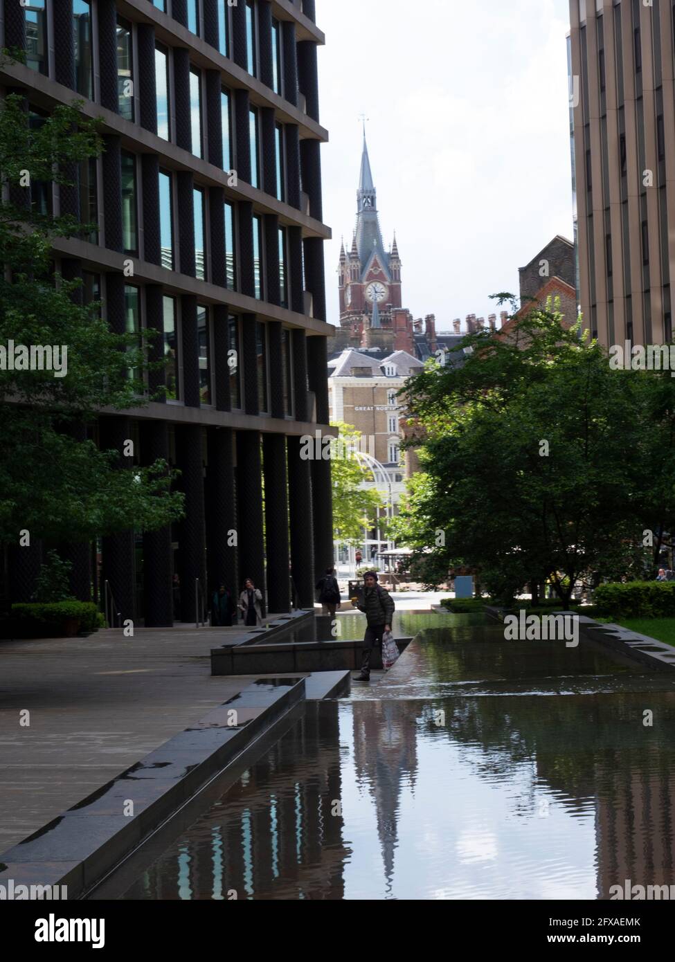 Gare de St Pancras vue de Pancras Square Londres, avec de l'eau en premier plan Banque D'Images