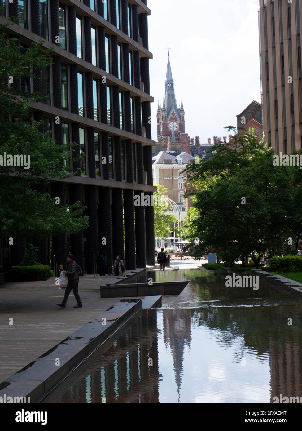Gare de St Pancras vue de Pancras Square Londres, avec de l'eau en premier plan Banque D'Images