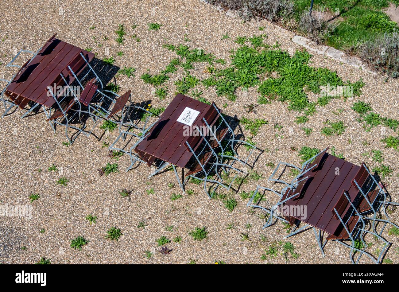 Koenigsberg, Allemagne - 9.5.2021. Les tables et les chaises sont vides et il n'y a pas de clients à l'extérieur d'un restaurant. Banque D'Images