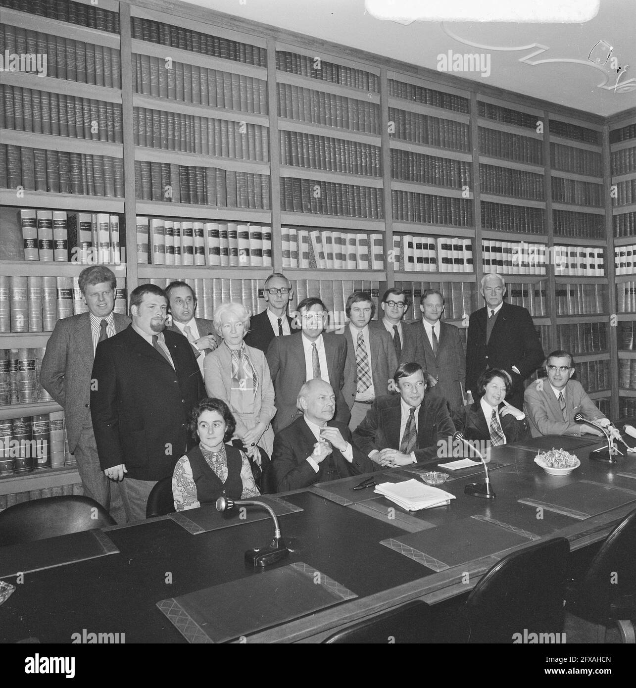 Trois partis progressistes (PvdA, D66, PPR) présentent cabinet fantôme, 18 novembre 1972, portraits de groupe, politiciens, Politique, pays-Bas, Agence de presse du XXe siècle photo, nouvelles à retenir, documentaire, photographie historique 1945-1990, histoires visuelles, L'histoire humaine du XXe siècle, immortaliser des moments dans le temps Banque D'Images