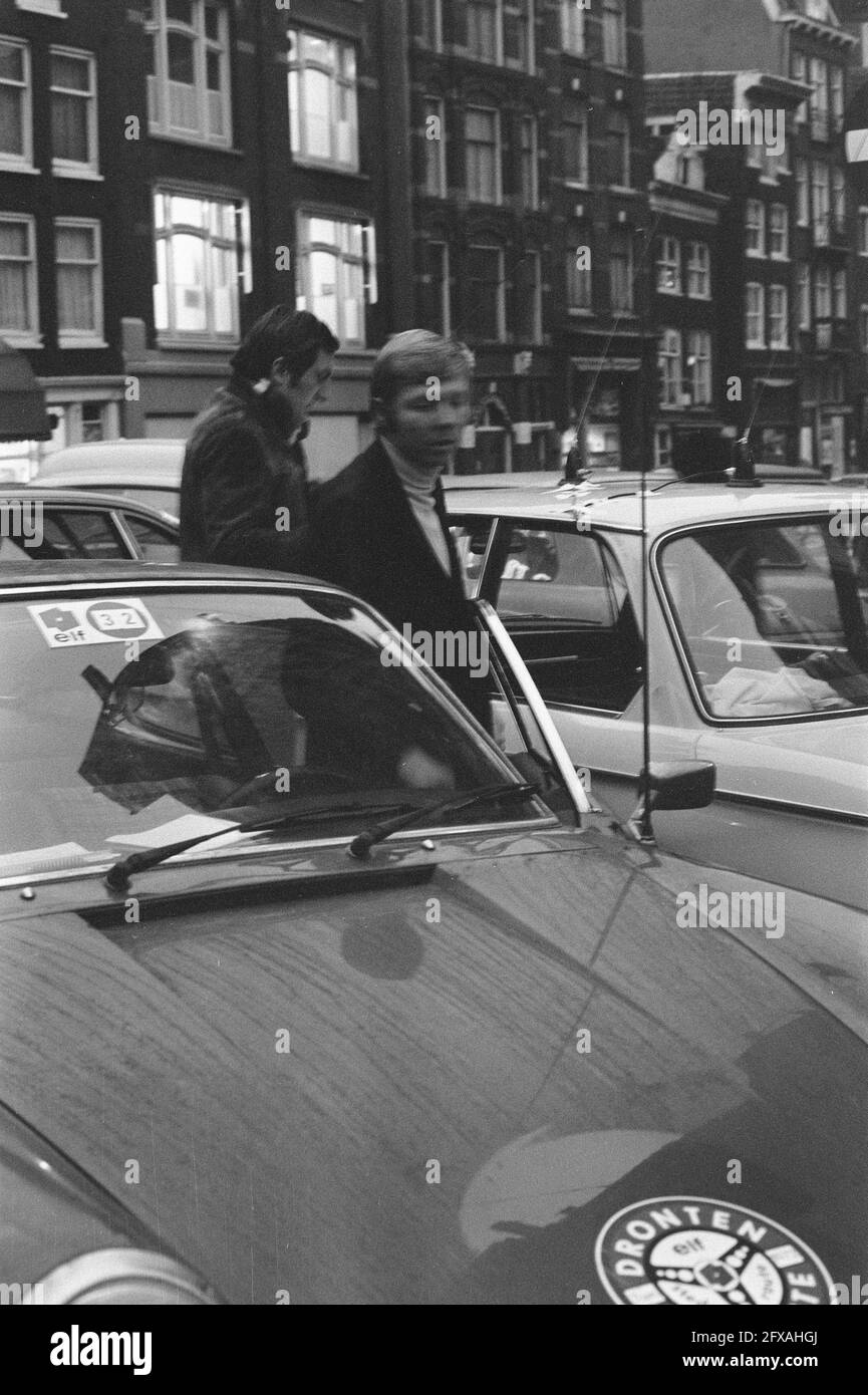 Dronten onze villes route de START Amsterdam, Gijs van Lennep (r) et Henk Terlingen (l) avec Porsche, 3 janvier 1972, pays-Bas, agence de presse du XXe siècle photo, news to Remember, documentaire, photographie historique 1945-1990, histoires visuelles, L'histoire humaine du XXe siècle, immortaliser des moments dans le temps Banque D'Images