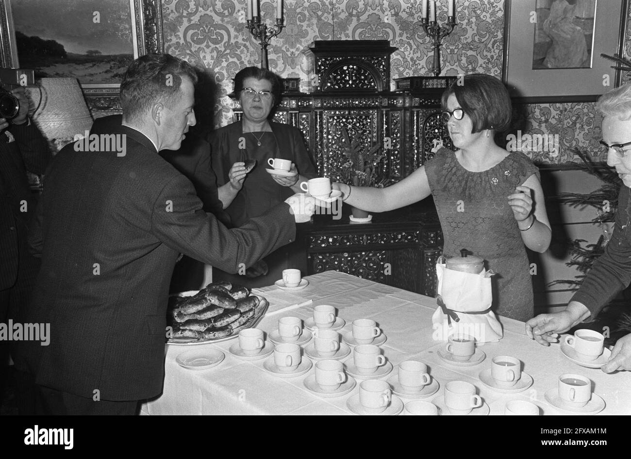 Fête de Noël au Loo, numéros 12 et 13 Princesse Christina et numéros 14 et 15 Princesse Margriet, 22 décembre 1965, FÊTE DE NOËL, pays-Bas, agence de presse du xxe siècle photo, nouvelles à retenir, documentaire, photographie historique 1945-1990, histoires visuelles, L'histoire humaine du XXe siècle, immortaliser des moments dans le temps Banque D'Images
