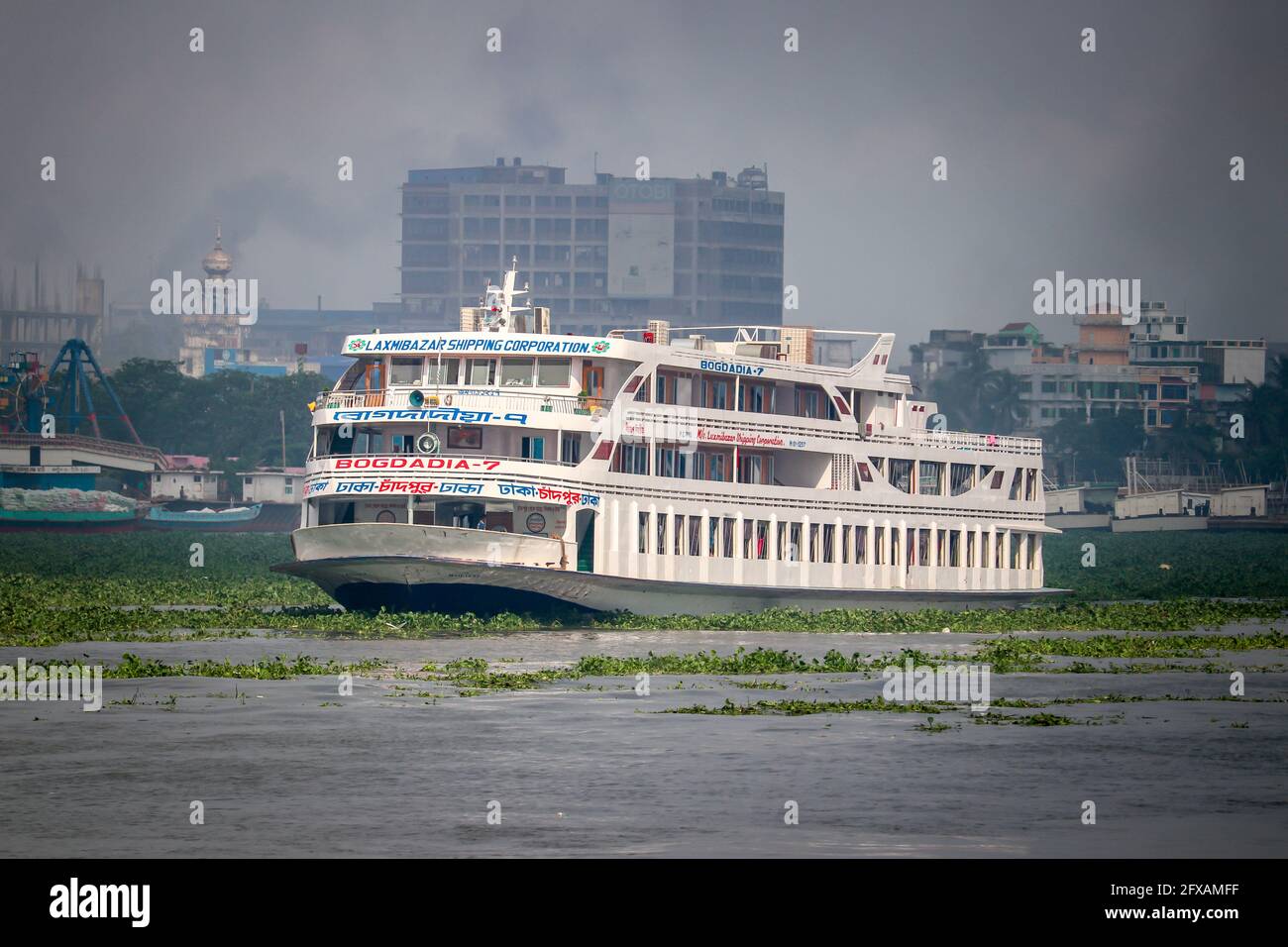 Dhaka, Bangladesh : UN ferry pour passagers bien connu appelé Bogdadia-7 retournait à Dhaka Banque D'Images