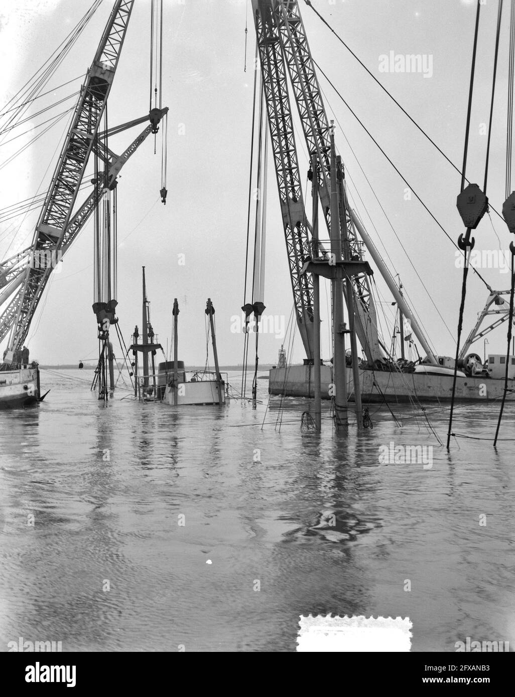 Le navire allemand Vesta est levé de Nieuwe Waterweg, 21 octobre 1952, navires, pays-Bas, agence de presse du XXe siècle photo, news to remember, documentaire, photographie historique 1945-1990, histoires visuelles, L'histoire humaine du XXe siècle, immortaliser des moments dans le temps Banque D'Images