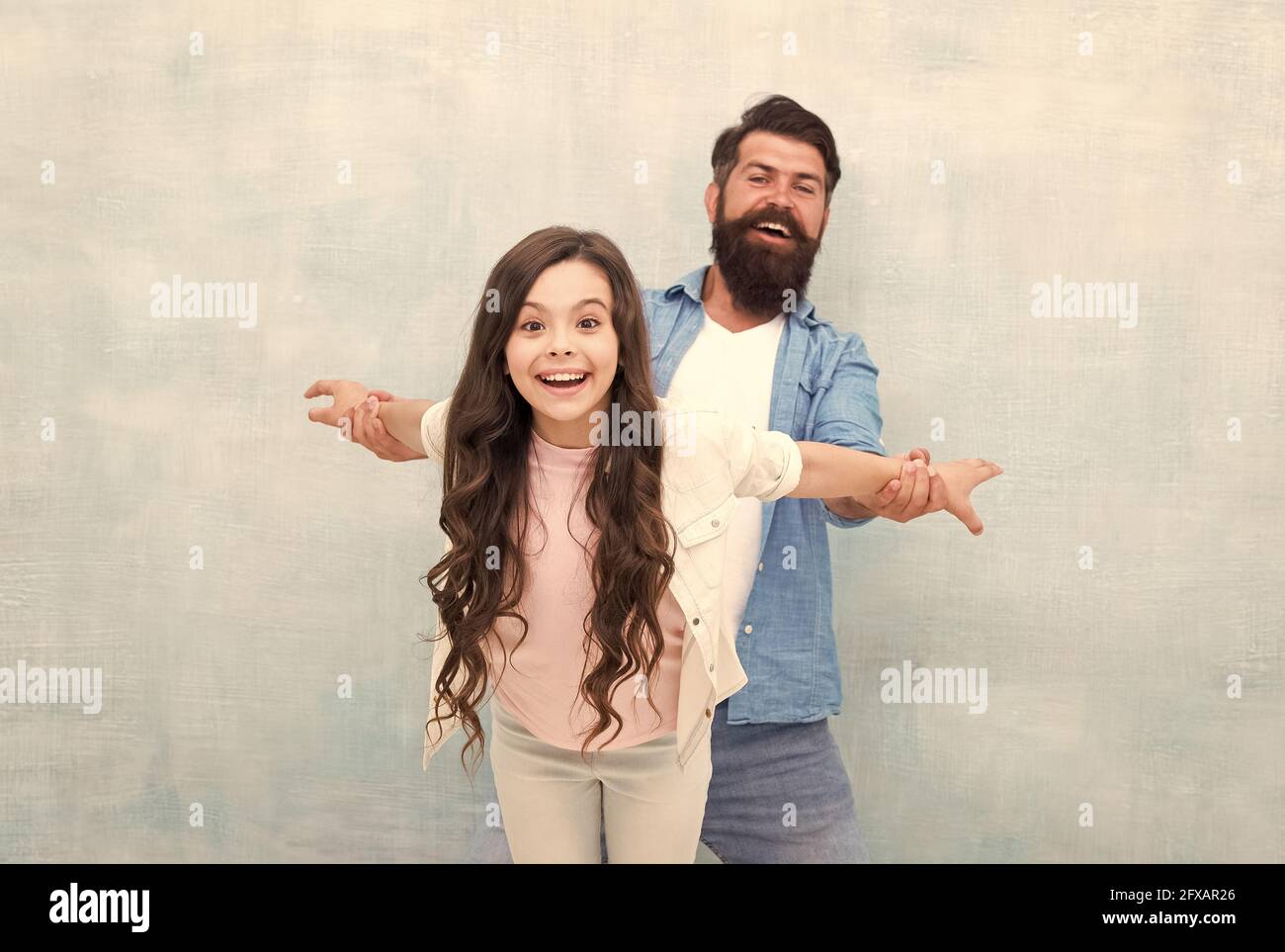 Happy Foster girl enfant aiment jouer avec l'homme de famille adoptif père, adoption Banque D'Images