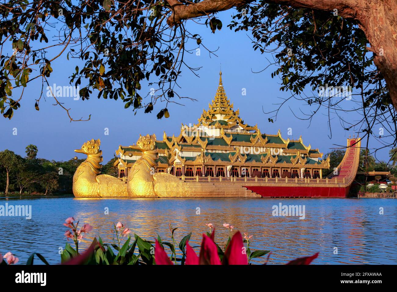 Le Karaweik - réplique d'une barge royale birmane sur le lac de Kandawgyi à Yangon, au Myanmar. Bien qu'il s'agisse d'un monument national, il abrite maintenant un restaurant. Banque D'Images