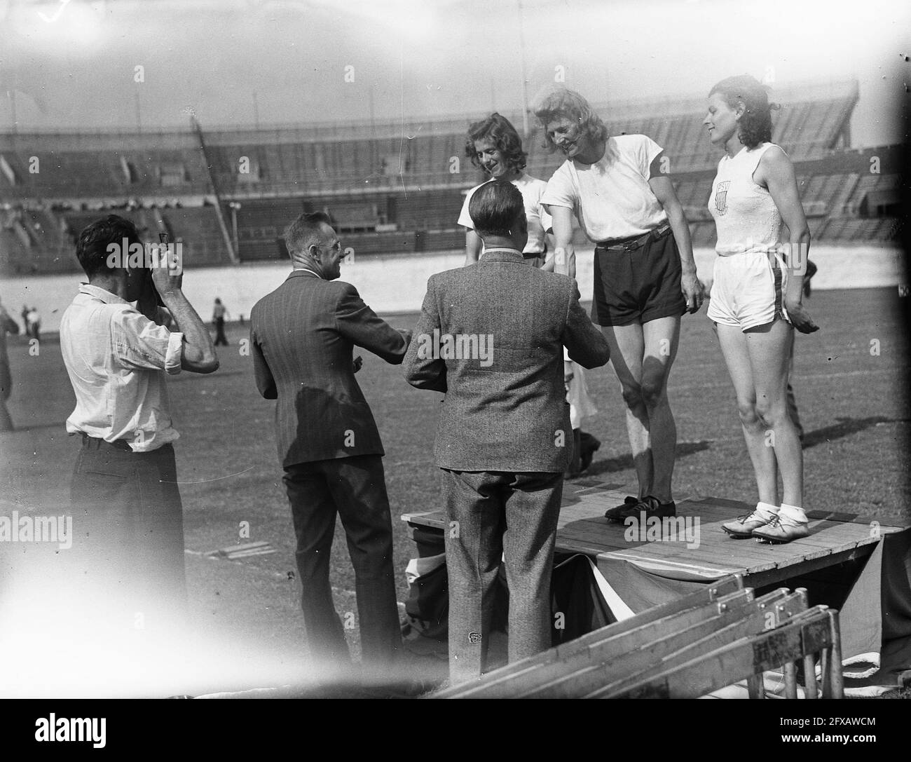 Une des six cérémonies de remise de prix à Fanny Blankers-Koen, 1er août 1947, athlétisme, cérémonies de remise de prix, Sports, pays-Bas, agence de presse du XXe siècle photo, news to remember, documentaire, photographie historique 1945-1990, histoires visuelles, L'histoire humaine du XXe siècle, immortaliser des moments dans le temps Banque D'Images