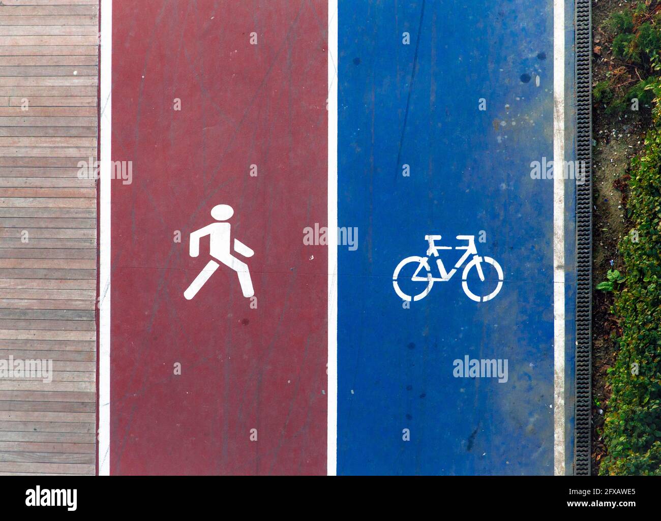 Icônes de course et de cyclisme au sol. Choix du mode de transport dans les villes contemporaines. Banque D'Images