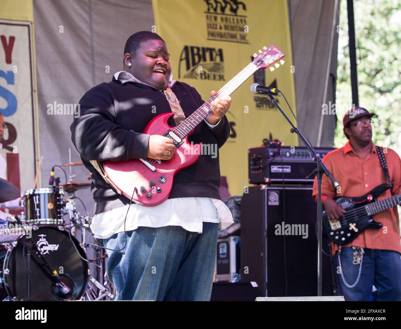 NEW ORLEANS, LA, États-Unis - 18 OCTOBRE 2015 : l'Ingram 'Kingfish' Blues prodige Christon se produit au Crescent City Blues and barbecue Festival Banque D'Images