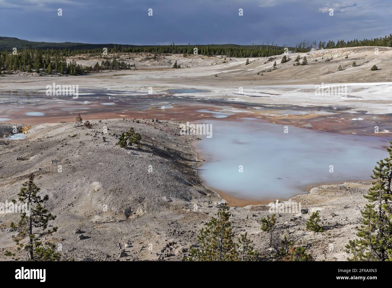 Bassin Norris coloré dans le parc national de Yellowstone, Wyoming, États-Unis Banque D'Images