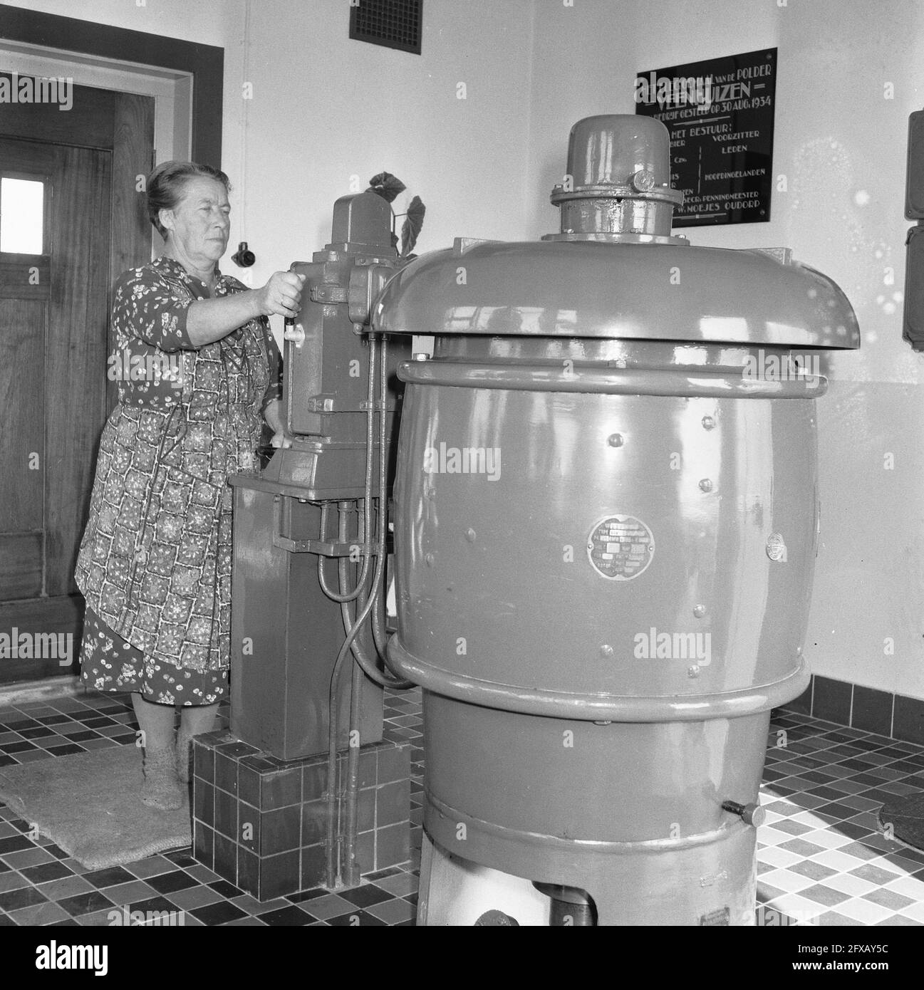 Une profession féminine rare; Mme Kleimeer, miller de l'usine de polisseur Veenhuizer à Heerhogowaard, à la station de pompage, 14 décembre 1965, moulins, meuniers, Femmes, pays-Bas, Agence de presse du XXe siècle photo, nouvelles à retenir, documentaire, photographie historique 1945-1990, histoires visuelles, L'histoire humaine du XXe siècle, immortaliser des moments dans le temps Banque D'Images