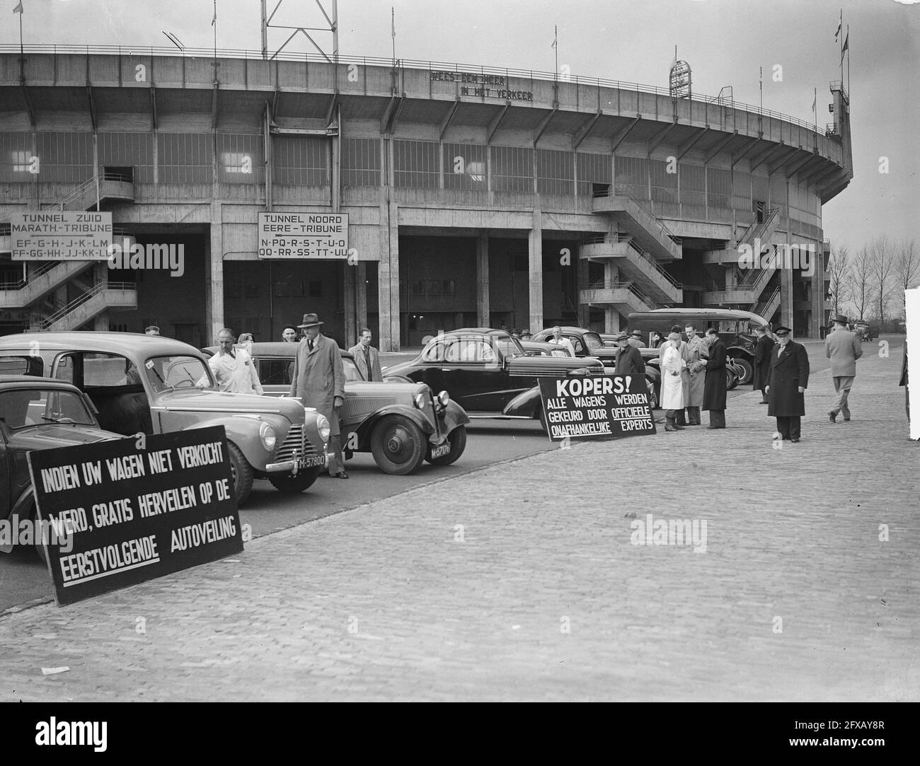 Première vente aux enchères de voitures à Amsterdam au stade olympique, 3  mai 1950, voitures, ventes aux enchères, Pays-Bas, Agence de presse du XXe  siècle photo, nouvelles à retenir, documentaire, photographie historique