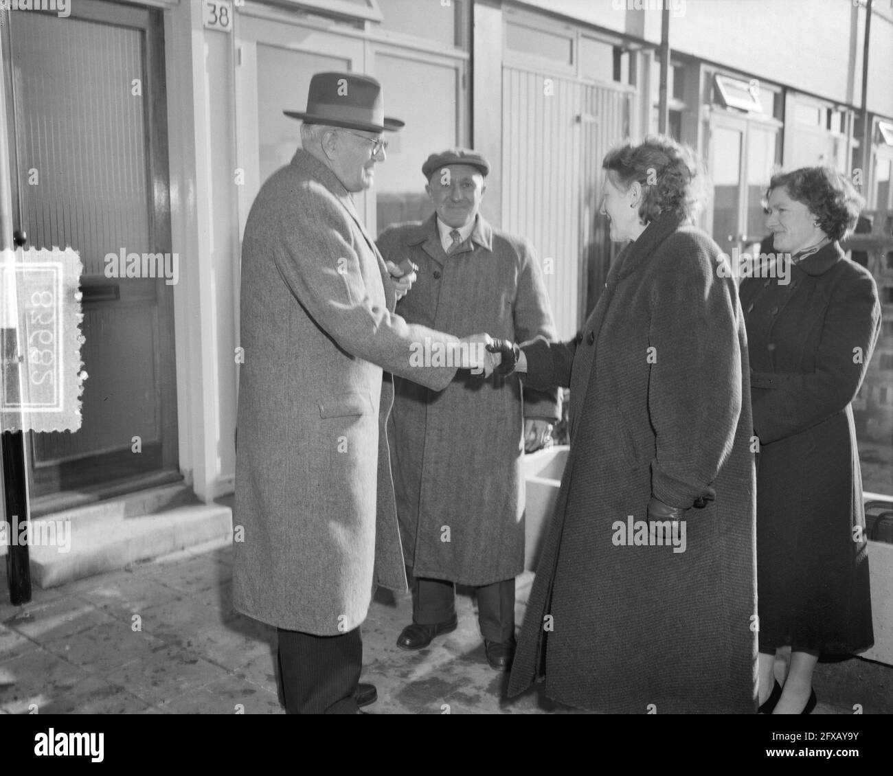 Premiers habitants Digna Johannapolder Rotterdam, 2 mars 1957, résidents, pays-Bas, agence de presse du xxe siècle photo, nouvelles à retenir, documentaire, photographie historique 1945-1990, histoires visuelles, L'histoire humaine du XXe siècle, immortaliser des moments dans le temps Banque D'Images