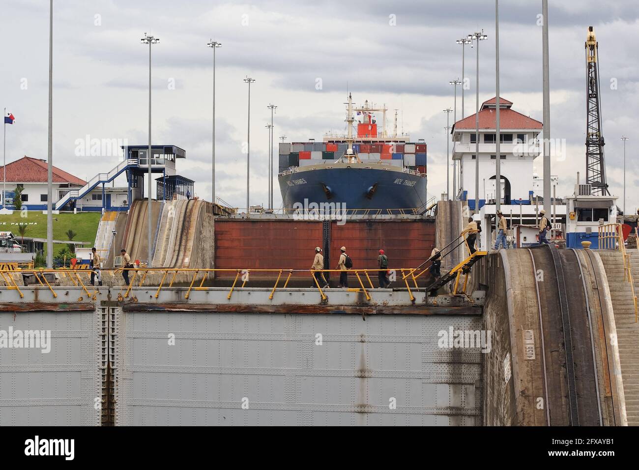 Les navires passent d'un océan à l'autre par le canal de Panama. Pour la traversée Atlantique-Pacifique, ils montent ou descendent des écluses au lac Gatun. Banque D'Images