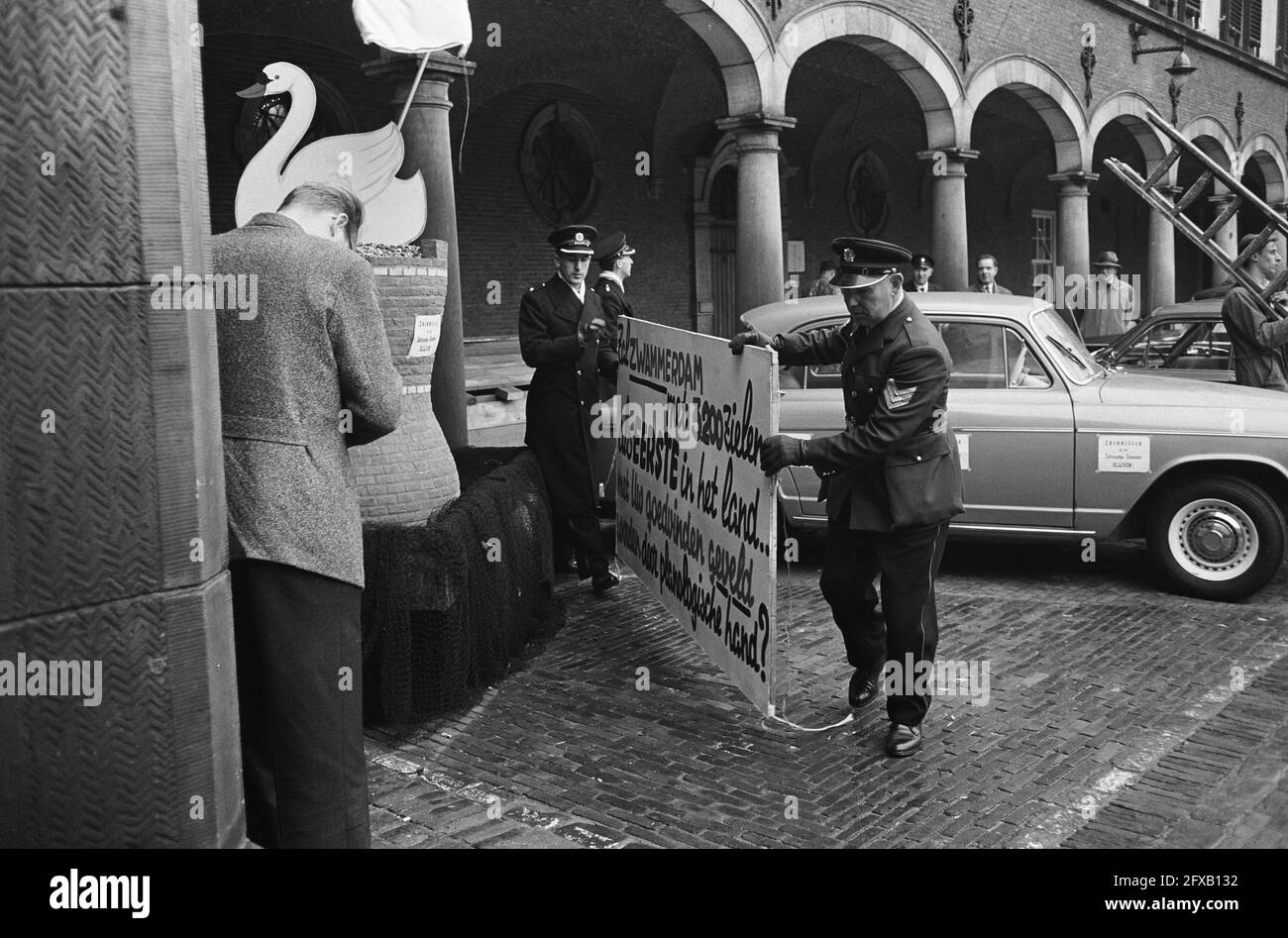 Question du Sénat Zwammerdam traitée. Le service des incendies au retrait des panneaux et du symbole de la municipalité, 8 octobre 1963, BORDEN, BRANDWEER, symboles, Pays-Bas, Agence de presse du XXe siècle photo, nouvelles à retenir, documentaire, photographie historique 1945-1990, histoires visuelles, L'histoire humaine du XXe siècle, immortaliser des moments dans le temps Banque D'Images