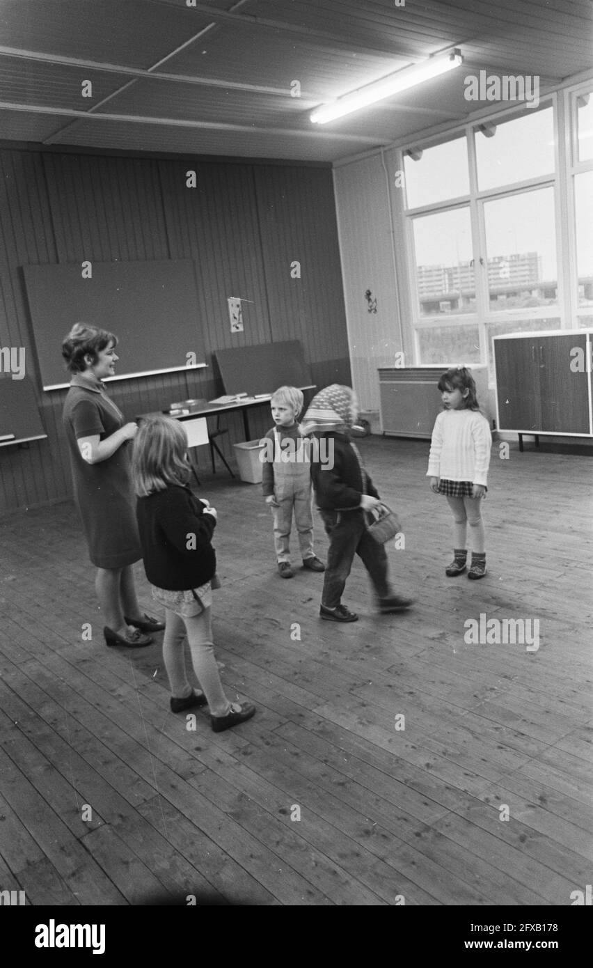 Premier jardin d'enfants à Bijlmermeer enseignant avec quelques enfants, 6  janvier 1969, enfants, jardins d'enfants, Pays-Bas, Agence de presse du XXe  siècle photo, nouvelles à retenir, documentaire, photographie historique  1945-1990, histoires visuelles,