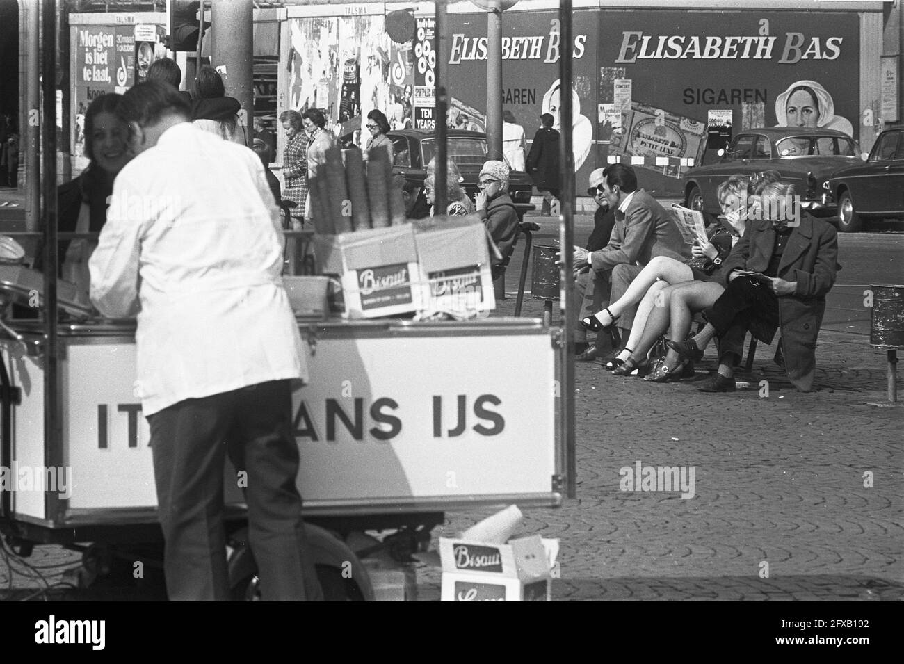 Premier jour du printemps; No. 9 iceman et gens de bains de soleil, No. 10 personnes vêtues d'été et d'hiver, 21 mars 1972, pays-Bas, Agence de presse du XXe siècle photo, nouvelles à retenir, documentaire, photographie historique 1945-1990, histoires visuelles, L'histoire humaine du XXe siècle, immortaliser des moments dans le temps Banque D'Images