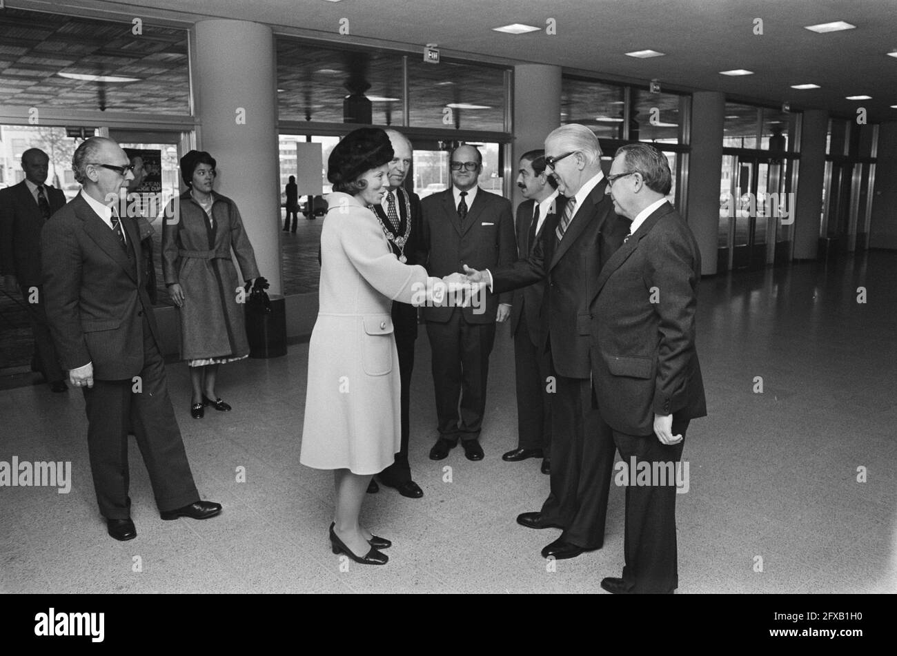 Princesse Beatrix au concours de diapositives couleur pour les écoliers de la Haye, salutation, fleurs et Maire Schols ( la Haye ), 1er novembre 1975, FLEURS, budgets, Maires, Princesses, pays-Bas, Agence de presse du XXe siècle photo, nouvelles à retenir, documentaire, photographie historique 1945-1990, histoires visuelles, L'histoire humaine du XXe siècle, immortaliser des moments dans le temps Banque D'Images