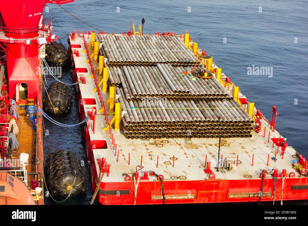Une barge métallique chargée de sections de pipeline prêtes à être ...