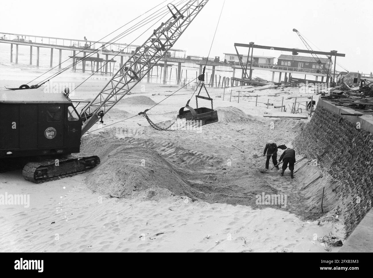 Egalisation de la plage à Scheveningen pour la saison à venir, 13 mars 1961, Egalisation, plages, Pays-Bas, Agence de presse du XXe siècle photo, nouvelles à retenir, documentaire, photographie historique 1945-1990, histoires visuelles, L'histoire humaine du XXe siècle, immortaliser des moments dans le temps Banque D'Images