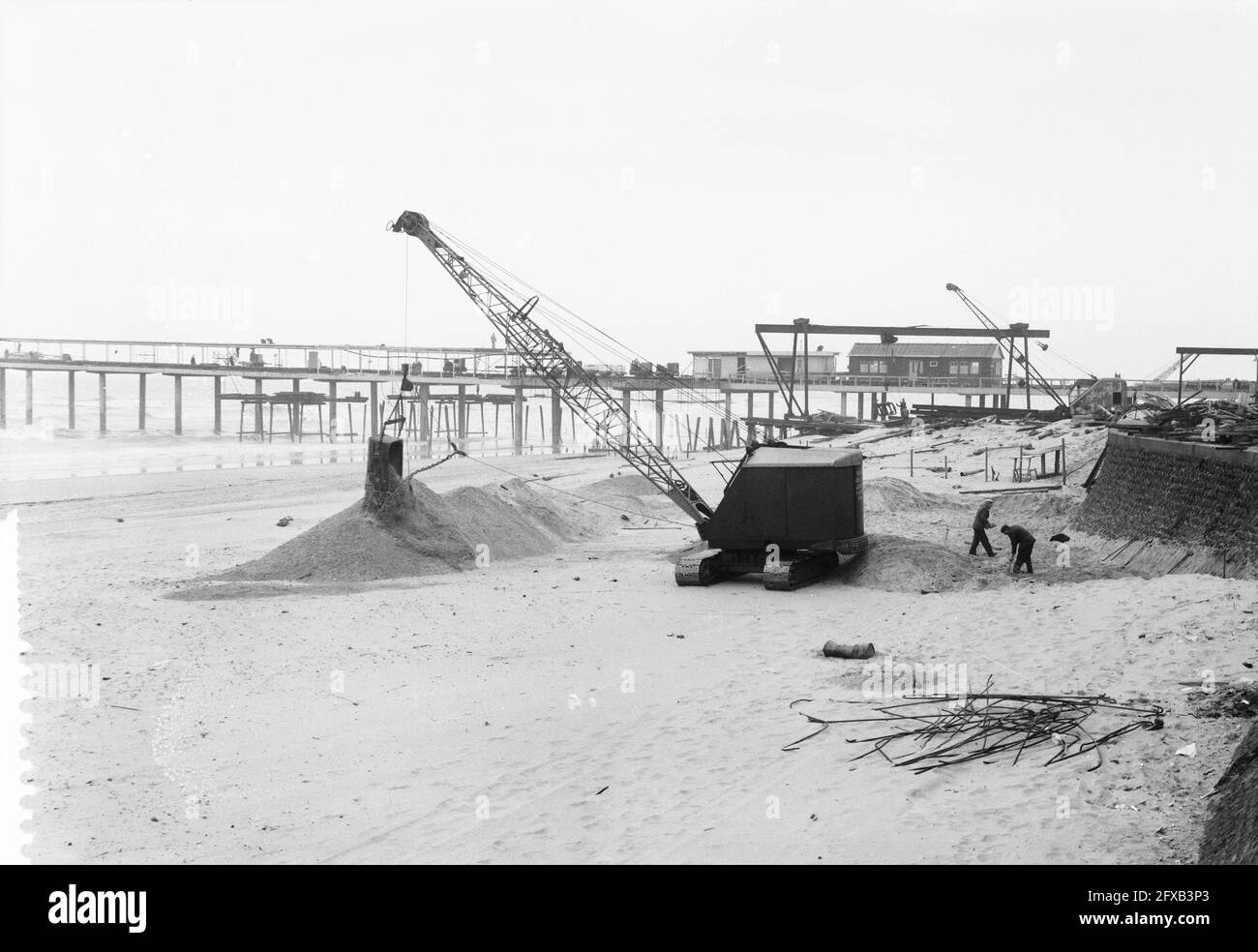 Nivellement de la plage de Scheveningen pour la saison à venir, 13 mars 1961, nivellement, plages, Pays-Bas, Agence de presse du XXe siècle photo, nouvelles à retenir, documentaire, photographie historique 1945-1990, histoires visuelles, L'histoire humaine du XXe siècle, immortaliser des moments dans le temps Banque D'Images