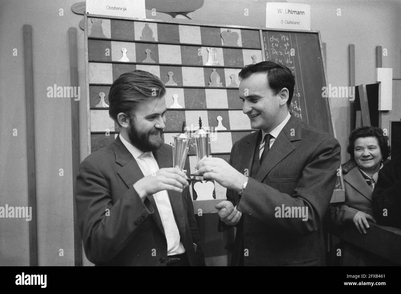 Fin du 23e tournoi d'échecs Hoogoven à Beverwijk les gagnants Bent Larsen (à gauche) et Ivkov avec leurs coupes, 22 janvier 1961, échecs, sport, Pays-Bas, Agence de presse du XXe siècle photo, nouvelles à retenir, documentaire, photographie historique 1945-1990, histoires visuelles, L'histoire humaine du XXe siècle, immortaliser des moments dans le temps Banque D'Images