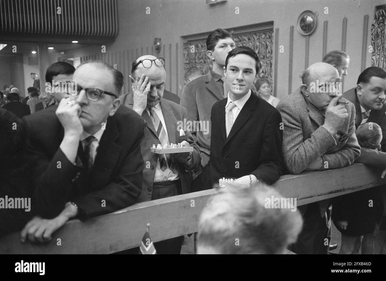 Fin du 23e tournoi d'échecs de haute fourneau à Beverwijk. Spectateurs., 22 janvier 1961, échecs, sport, Pays-Bas, Agence de presse du XXe siècle photo, nouvelles à retenir, documentaire, photographie historique 1945-1990, histoires visuelles, L'histoire humaine du XXe siècle, immortaliser des moments dans le temps Banque D'Images