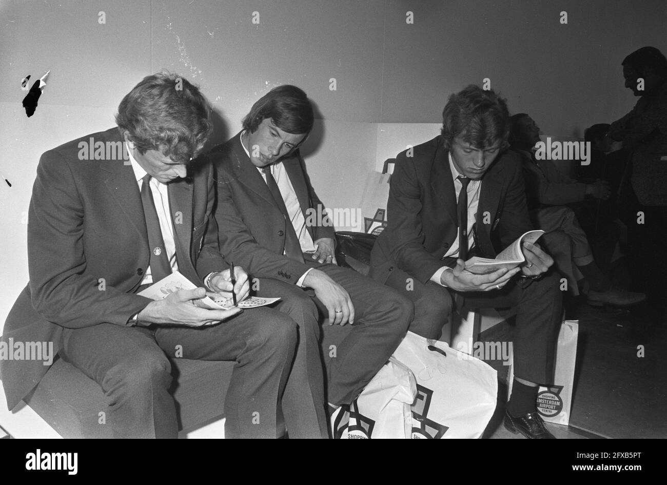 L'équipe d'Ajax part pour l'Albanie pour le match contre Nenduri pour la coupe d'Europe I de l'aéroport de Schiphol, 14 septembre 1970, équipes, sports, Aéroports, football, pays-Bas, agence de presse du XXe siècle photo, news to remember, documentaire, photographie historique 1945-1990, histoires visuelles, L'histoire humaine du XXe siècle, immortaliser des moments dans le temps Banque D'Images