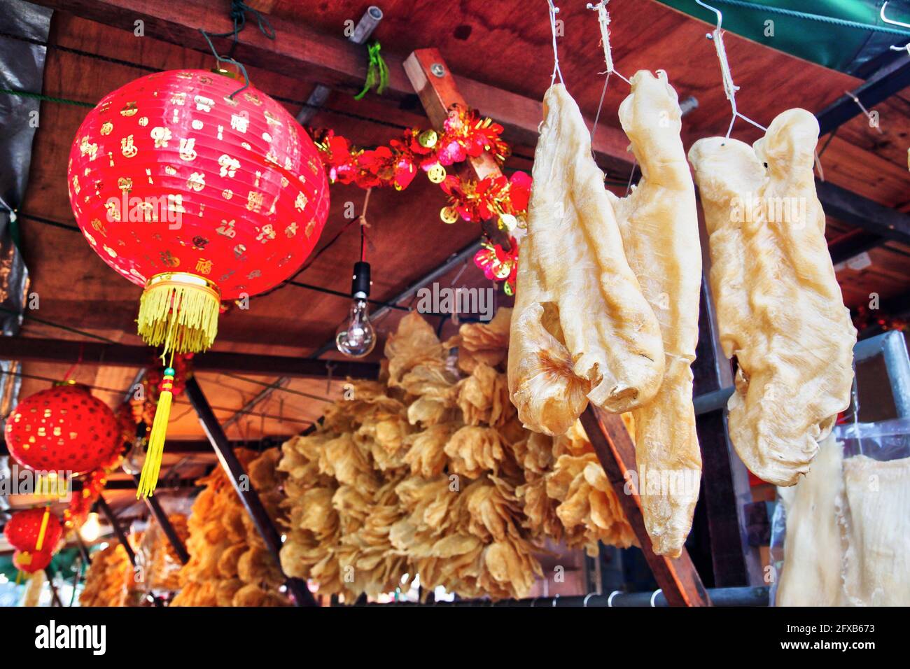 Des pailles de poisson séchées sont en vente à Tai O, sur l'île de Lantau, à Hong Kong. Il s'agit de spécialités populaires de fruits de mer à utiliser comme ingrédients dans la cuisine chinoise. Banque D'Images