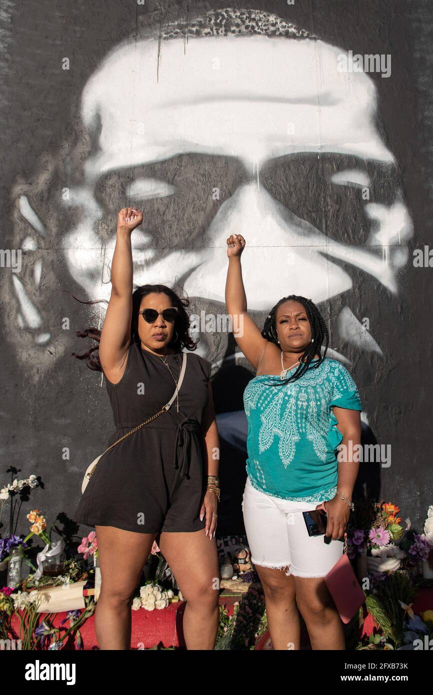 Minneapolis, États-Unis. 25 mai 2021. Myra Duke, la tante de Ma'khia Bryant et l'ami de Ma'khia, Lashondra Tinsley, posent pour un portrait sur la place George Floyd, au coin de la 38e rue et de l'avenue Chicago, lors de l'événement souvenir du premier anniversaire de sa mort, le 25 mai 2021, à Minneapolis, Minnesota. Photo: Chris Tuite/ImageSPACE crédit: Imagespace/Alamy Live News Banque D'Images