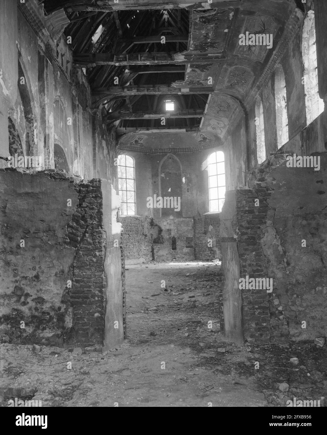 Intérieur d'une église romane à Velp près de la tombe (plus moins 800 AD) avant restauration, 5 mars 1957, églises, pays-Bas, Agence de presse du XXe siècle photo, nouvelles à retenir, documentaire, photographie historique 1945-1990, histoires visuelles, L'histoire humaine du XXe siècle, immortaliser des moments dans le temps Banque D'Images