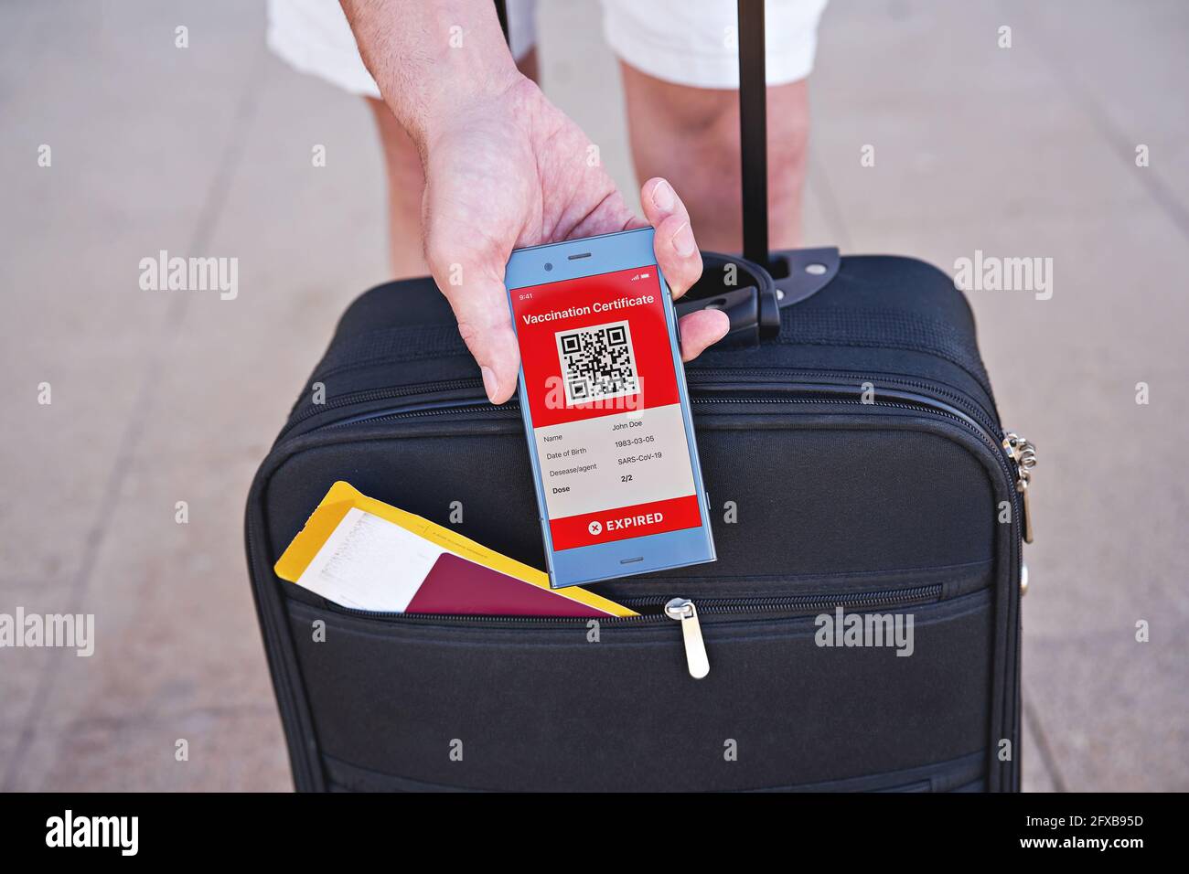 Ouvrez la valise et le smartphone à portée de main et affichez sur l'application mobile le certificat de vaccination numérique expiré pour Covid-19. Immunité vaccin passeport, vaccine Banque D'Images