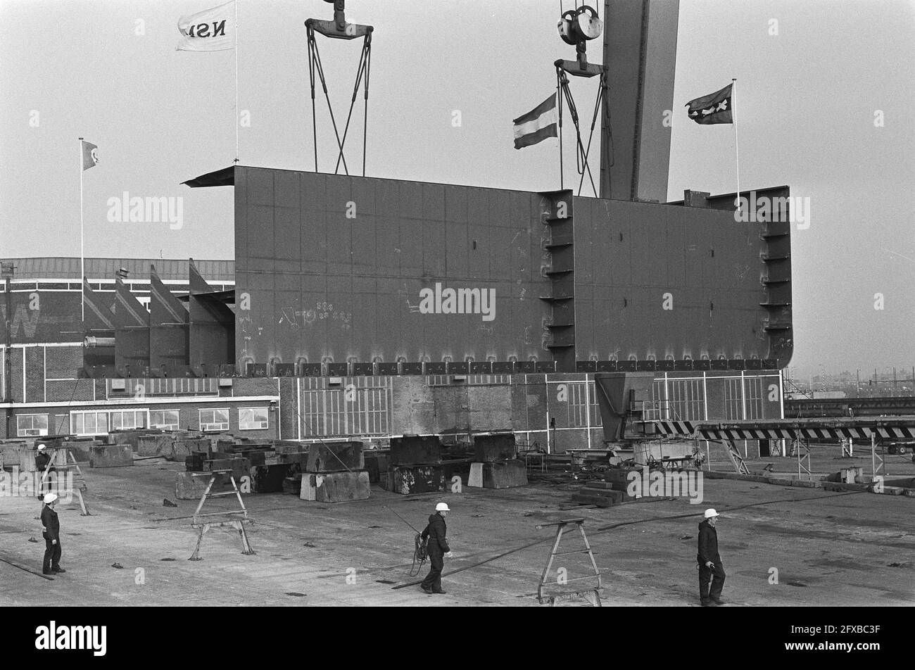 Quille posée d'un ponton au chantier naval NSM d'Amsterdam, qui sera utilisé pour les travaux sur les engins de forage, 11 février 1982, pontons, pays-Bas, agence de presse du xxe siècle photo, nouvelles à retenir, documentaire, photographie historique 1945-1990, histoires visuelles, L'histoire humaine du XXe siècle, immortaliser des moments dans le temps Banque D'Images