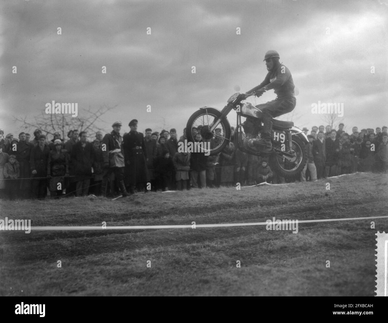 Motocross international à Gemert (Brabant du Nord). Joep Jansen en action sur le saut à ski, 22 février 1959, motocross, sauts à ski, Pays-Bas, Agence de presse du XXe siècle photo, nouvelles à retenir, documentaire, photographie historique 1945-1990, histoires visuelles, L'histoire humaine du XXe siècle, immortaliser des moments dans le temps Banque D'Images