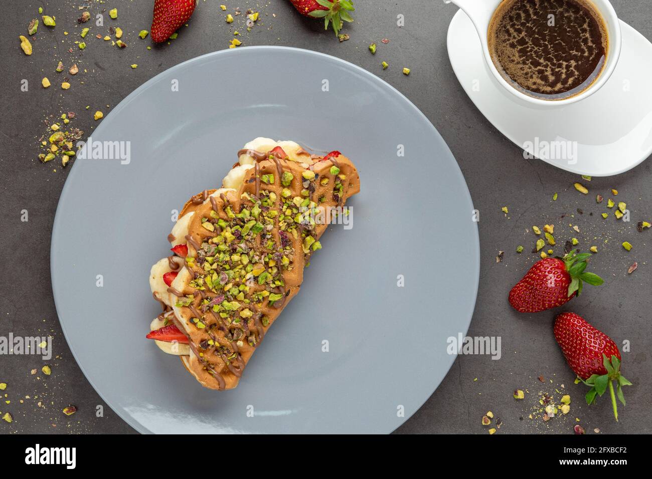 gaufres à croque-monsieur avec banane, fraise et chocolat et pistache sur le dessus Banque D'Images