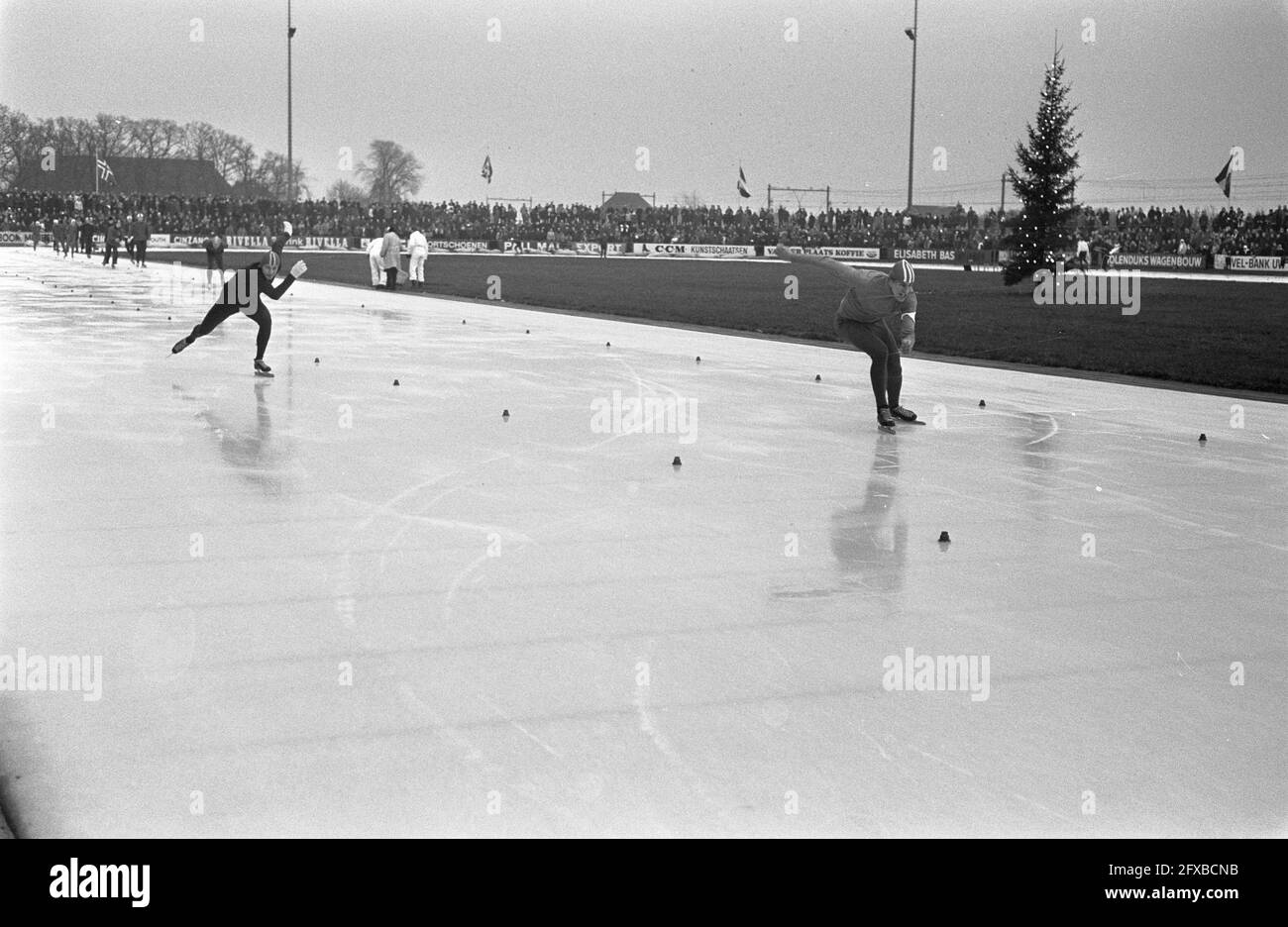 Compétitions internationales de patinage Heerenveen 1 J. Jorritsma (à gauche) et J. Hoglin i.a., 2 ARD Schenk (à droite) et O. Santler i.a., 21 décembre 1968, compétitions de patinage, pays-Bas, agence de presse du xxe siècle photo, nouvelles à retenir, documentaire, photographie historique 1945-1990, histoires visuelles, L'histoire humaine du XXe siècle, immortaliser des moments dans le temps Banque D'Images