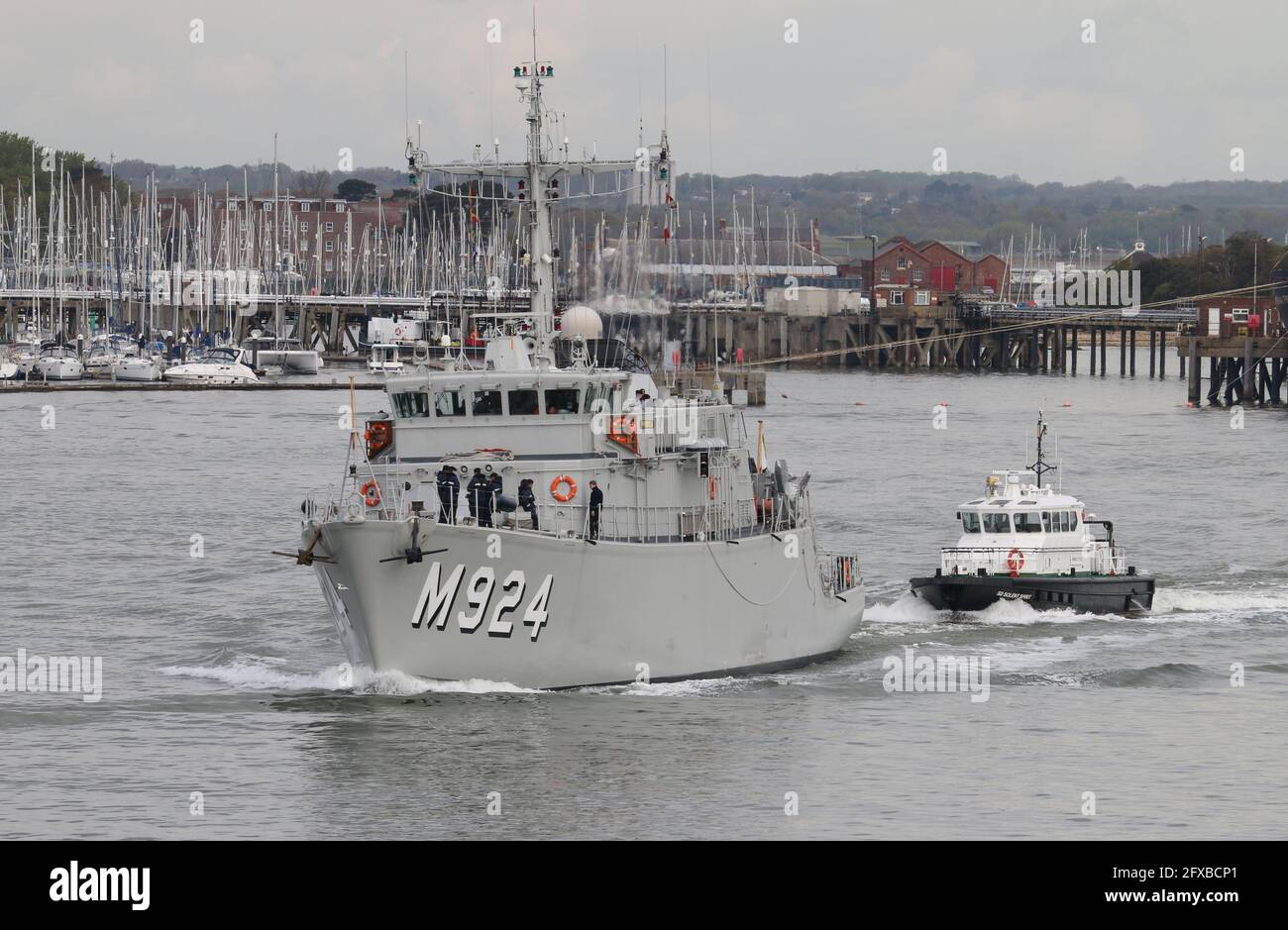 Le chasseur de mines de classe tripartite BNS PRIMULA (M924) quittant le port a escorté Par le navire pilote Amirauté SOLENT SPIRIT Banque D'Images