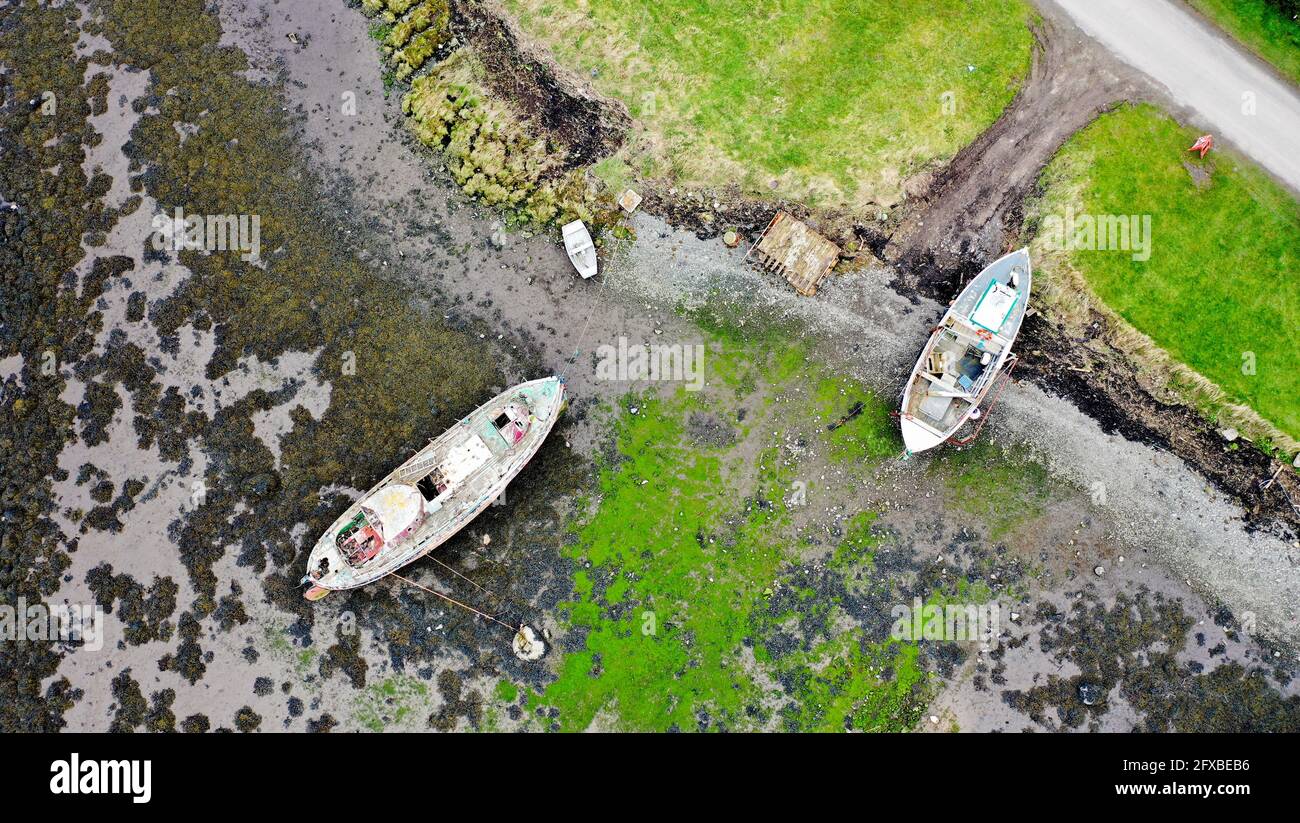 Vue en hauteur de deux petits bateaux de pêche à marée basse Banque D'Images