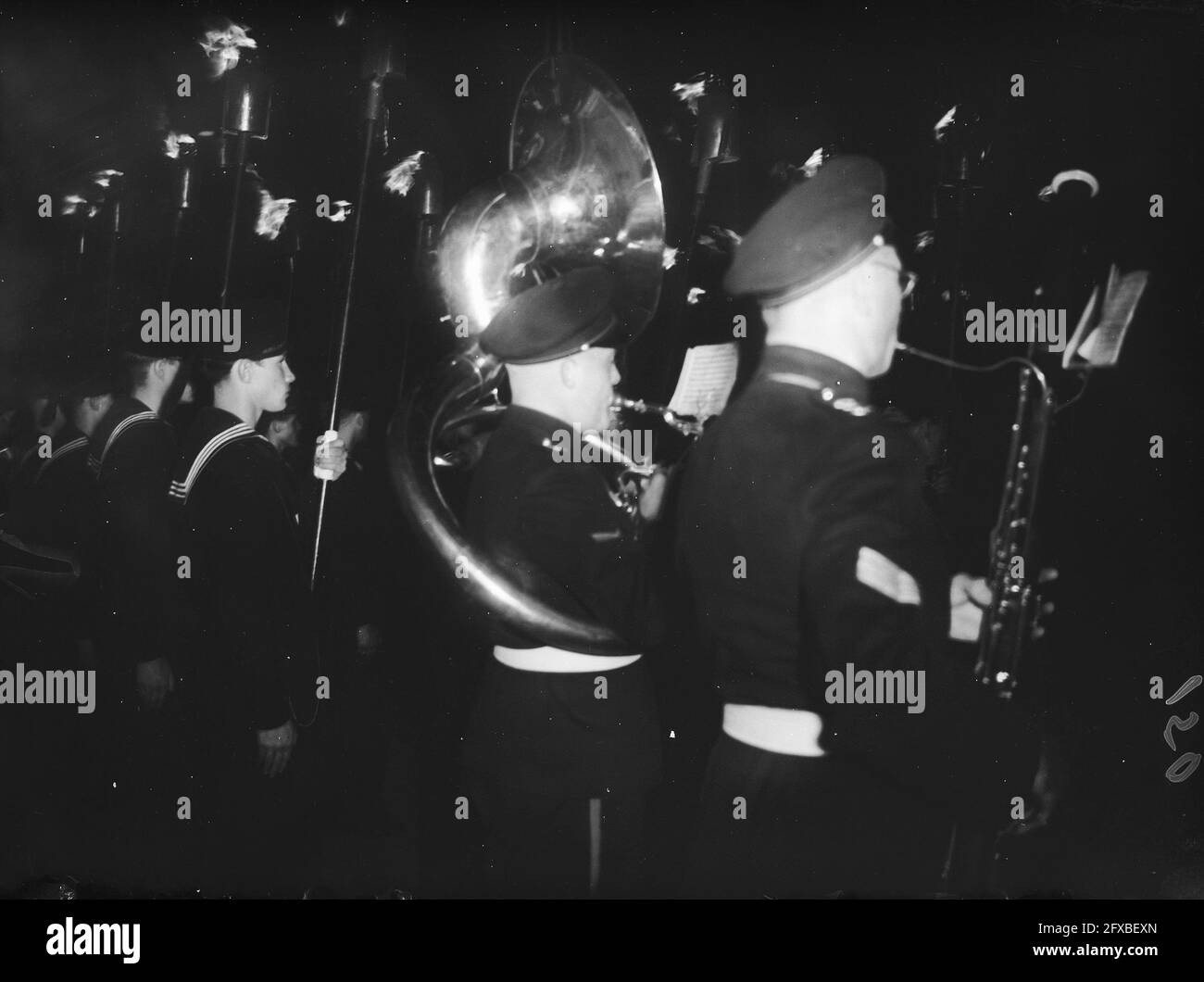 Entrée de la reine Wilhelmina à Amsterdam. Le premier jour se termine par un tatouage de la Marine Band devant le palais royal., 30 août 1948, anniversaires, maison royale, Pays-Bas, Agence de presse du XXe siècle photo, nouvelles à retenir, documentaire, photographie historique 1945-1990, histoires visuelles, L'histoire humaine du XXe siècle, immortaliser des moments dans le temps Banque D'Images