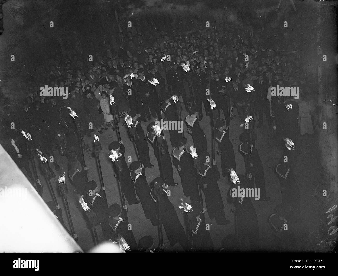 Entrée de la reine Wilhelmina à Amsterdam. Le premier jour se termine par un tatouage de la Marine Band devant le palais royal., 30 août 1948, anniversaires, maison royale, Musique, pays-Bas, Agence de presse du XXe siècle photo, nouvelles à retenir, documentaire, photographie historique 1945-1990, histoires visuelles, L'histoire humaine du XXe siècle, immortaliser des moments dans le temps Banque D'Images