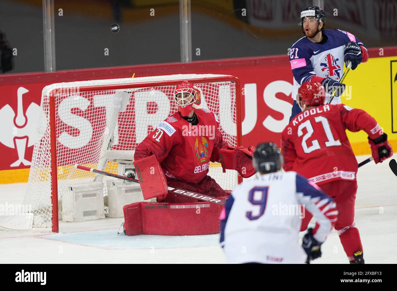 Riga, Centre olympique des sports, Lettonie. 26 mai 2021. Biélorussie contre Grande-Bretagne (Championnat du monde de hockey sur glace 2021 de l'IIHF), gardien de but Danny Taylor (Lettonie), #21 Vladislav Kodola (Lettonie), #21 Mike Hammond (Grande-Bretagne) à la recherche du palet volant (Suisse/Croatie) Credit: SPP Sport Press photo. /Alamy Live News Banque D'Images