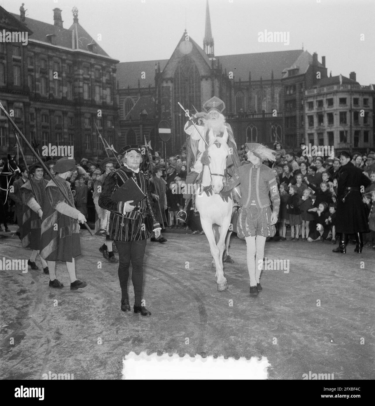 Entrée de Sinterklaas à Amsterdam, 21 novembre 1953, entrée, SINTERKLAAS, sint nicolaas, Pays-Bas, Agence de presse du XXe siècle photo, nouvelles à retenir, documentaire, photographie historique 1945-1990, histoires visuelles, L'histoire humaine du XXe siècle, immortaliser des moments dans le temps Banque D'Images